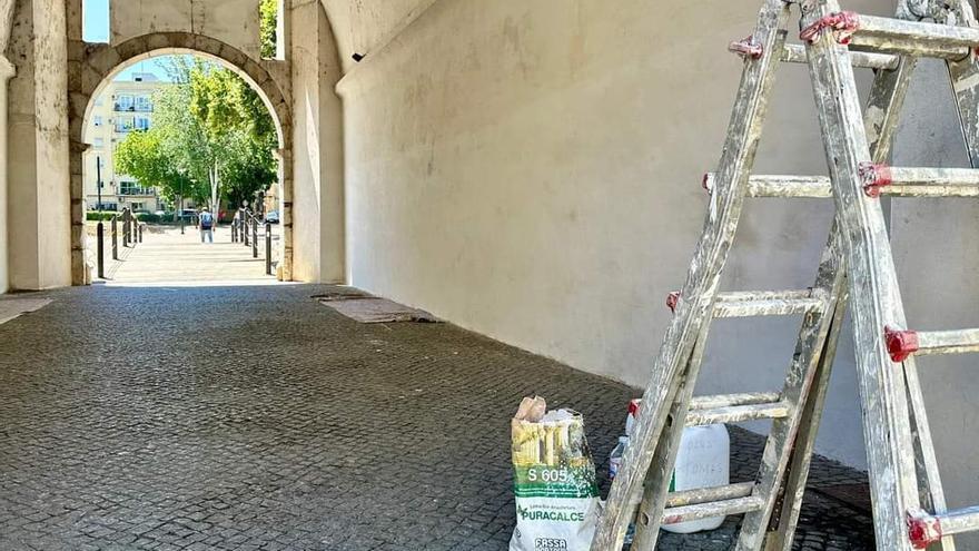 Limpian las pintadas de puerta del Pilar en Badajoz