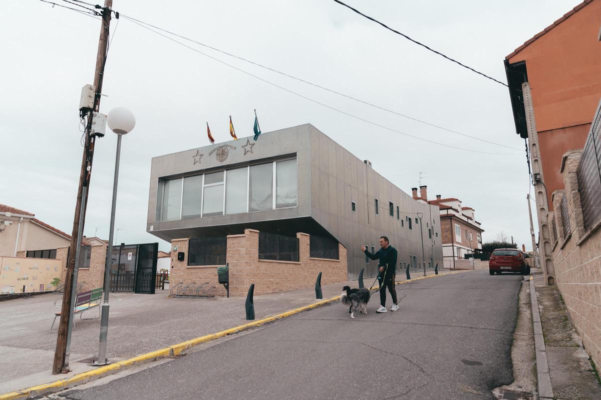 Un vecino de Hontanares pasea frente al centro cultural, que está funcionando como colegio.