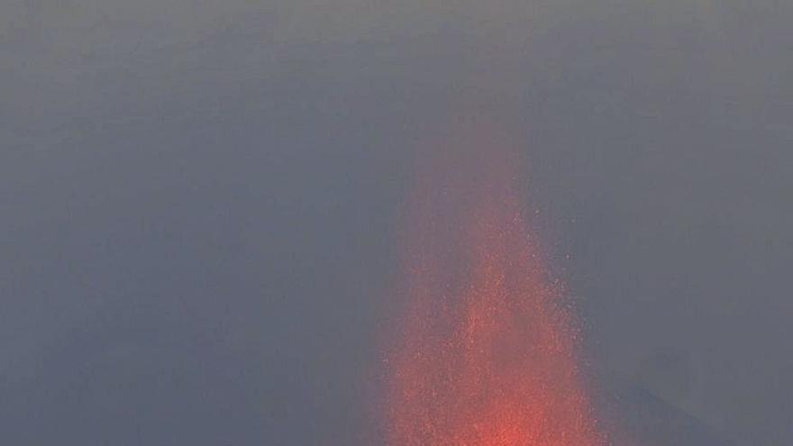 El volcán en plena actividad y una de las coladas. |   // EUROPA PRESS