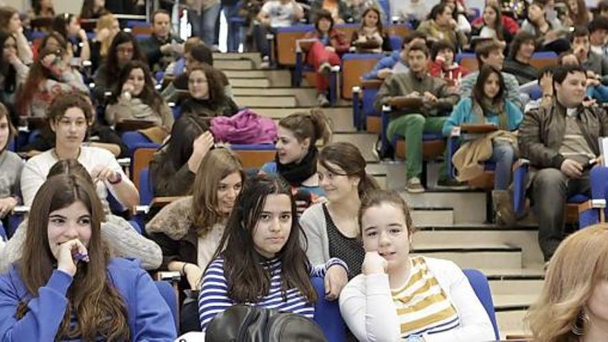 El rector y la Alcaldesa, a su llegada al salón de actos donde aguardaban los estudiantes que ayer participaron en el «Día de las chicas» de la Politécnica.