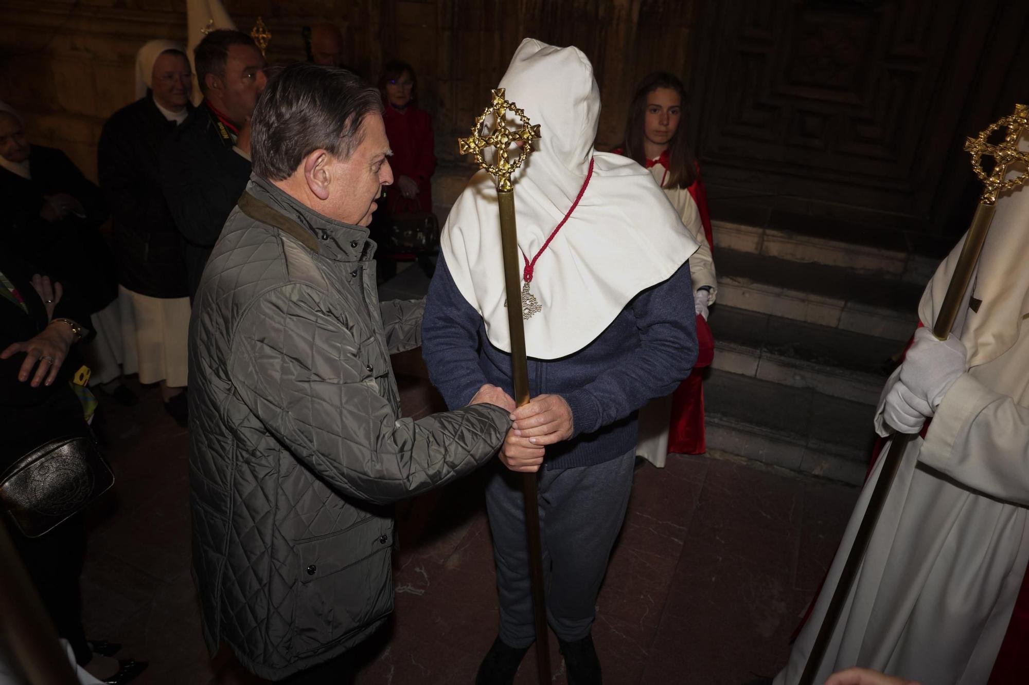 "Toda su vida fue maltratado y finalmente alguien miraba por él": las fotos de la procesión de Jesús Cautivo en Oviedo