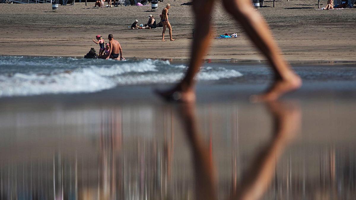 Varias personas  aprovechan el buen día  en la Playa de Troya, en el sur  de Tenerife.