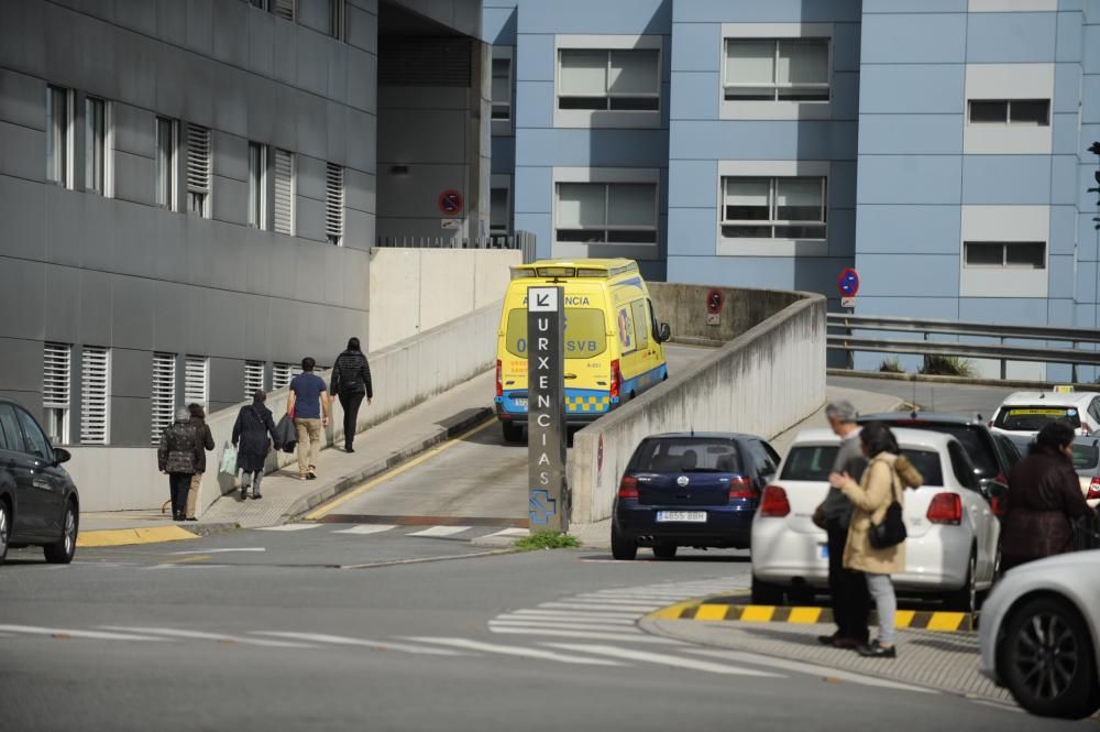 Once profesionales del Hospital de A Coruña, donde está ingresado, están aislados preventivamente en sus domicilios por haber mantenido contacto con el paciente.