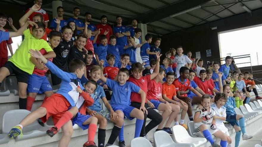 Los participantes en el campus de la UD Ourense, el lunes en el campo de Os Remedios. // Brais Lorenzo