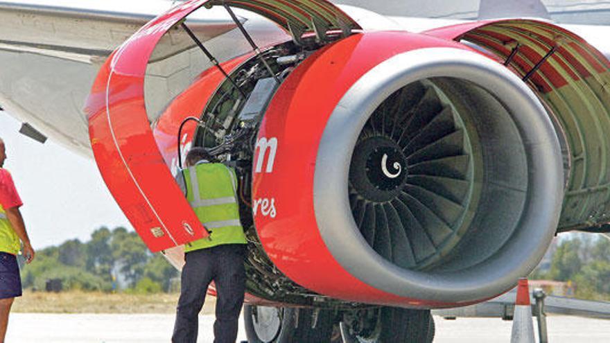 Operarios de Jet2.com en Palma revisan uno de los motores de un avión.