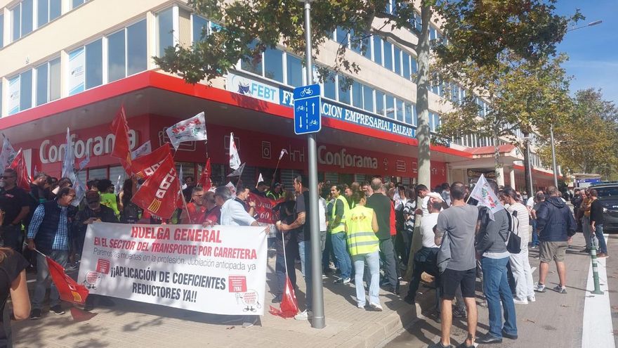 Unos 150 trabajadores se concentran en Palma con motivo de la huelga para la jubilación anticipada en el transporte