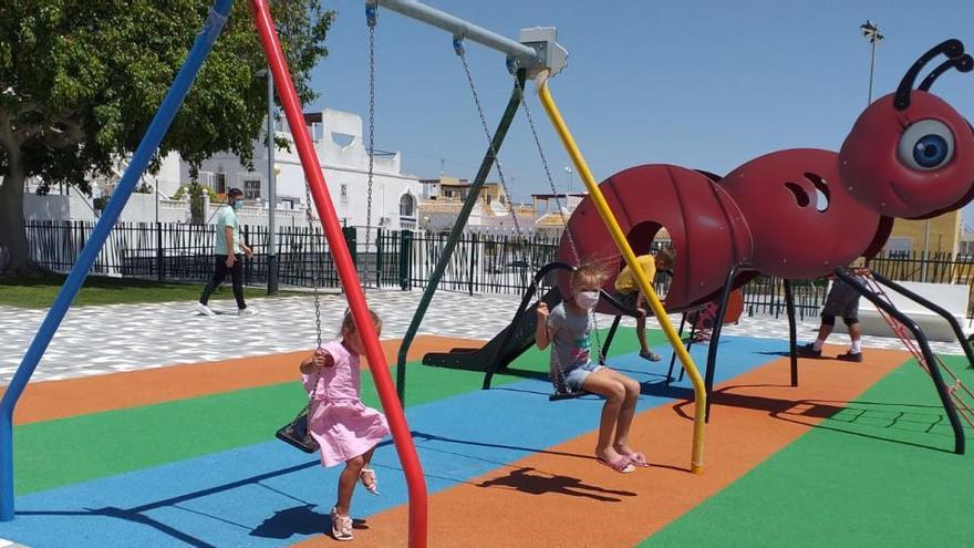 Imagen de la zona de juegos infantiles de la zona verde que han estrenado los vecinos del Balcón de la Costa Blanca.