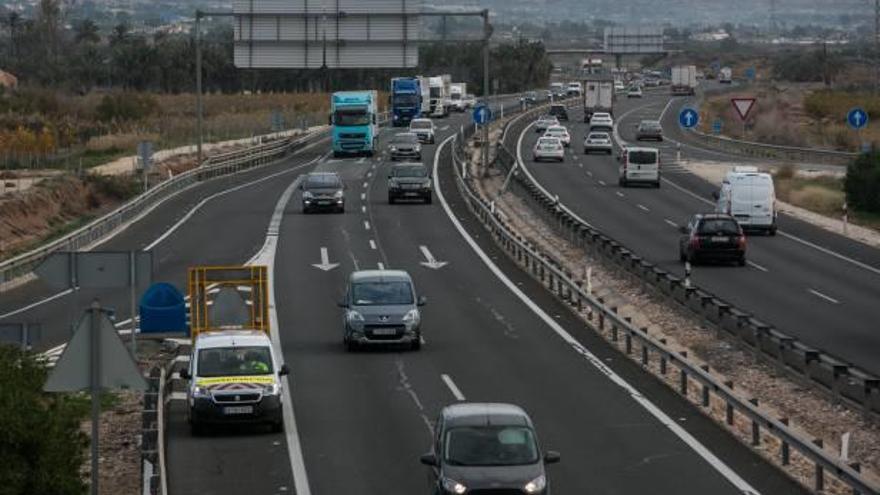 Vehículos circulando por la autovía entre Crevillent y Orihuela.