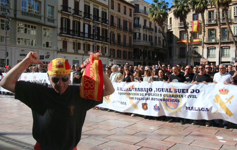 Bajo el lema #EquiparacionYa, más de trescientos de agentes de la Policía Nacional y de la Guardia Civil se han concentrado en la plaza de la Constitución