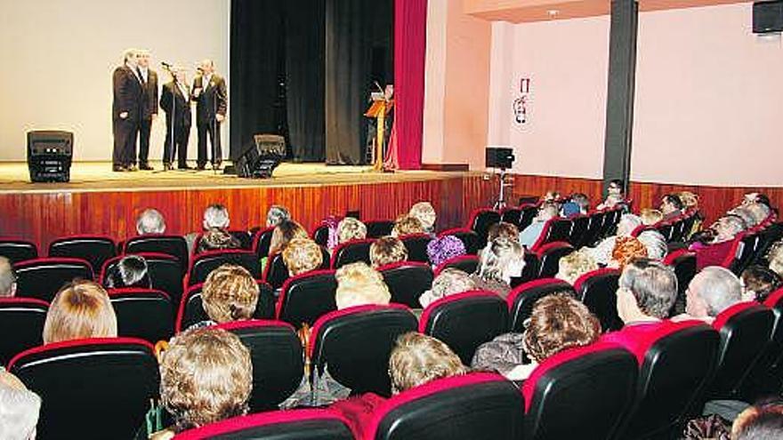 La gala benéfica por Haití llena de música y público el teatro de El Entrego