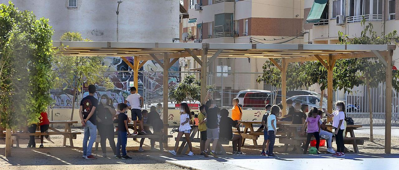 Alumnado en unos de los colegios de la provincia durante el recreo, con la correspondiente mascarilla. |