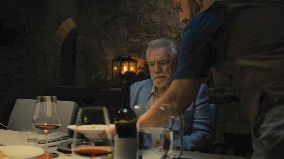 Logan Roy, justo al ser servido con la mozzarella que dará a probar a su nieto en el episodio 8 de la tercera temporada de 'Succession'