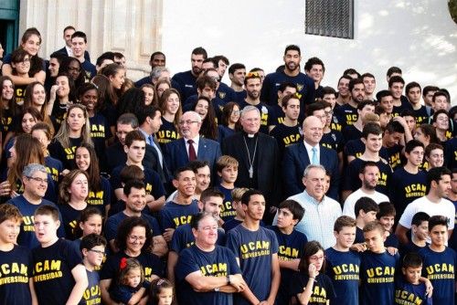 Ofrenda floral de los equipos de la UCAM en la Fuensanta