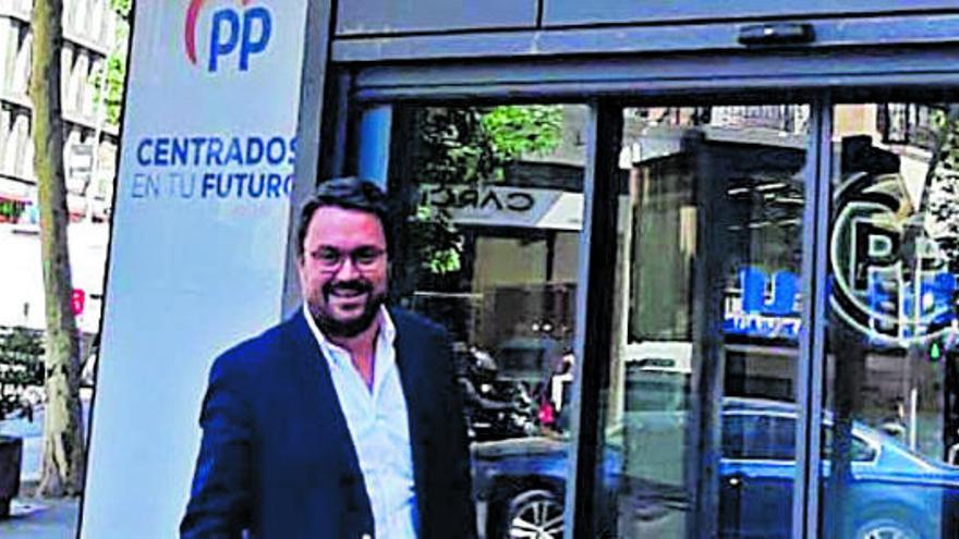 Asier Antona, ayer en la puerta de la sede del PP en Madrid.