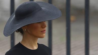 Meghan Markle y el look más &#039;televisivo&#039; del funeral de la reina Isabel II: vestido capa y maquillaje extra ahumado