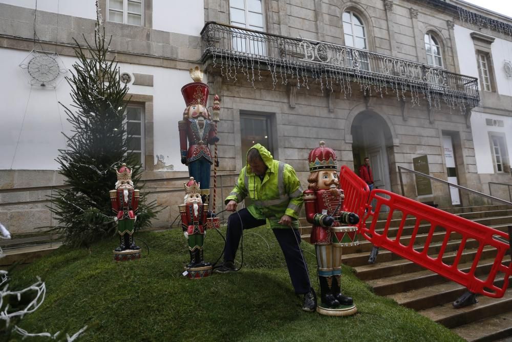 Figuras y árboles navideños ya tienen su lugar en la calle Príncipe.