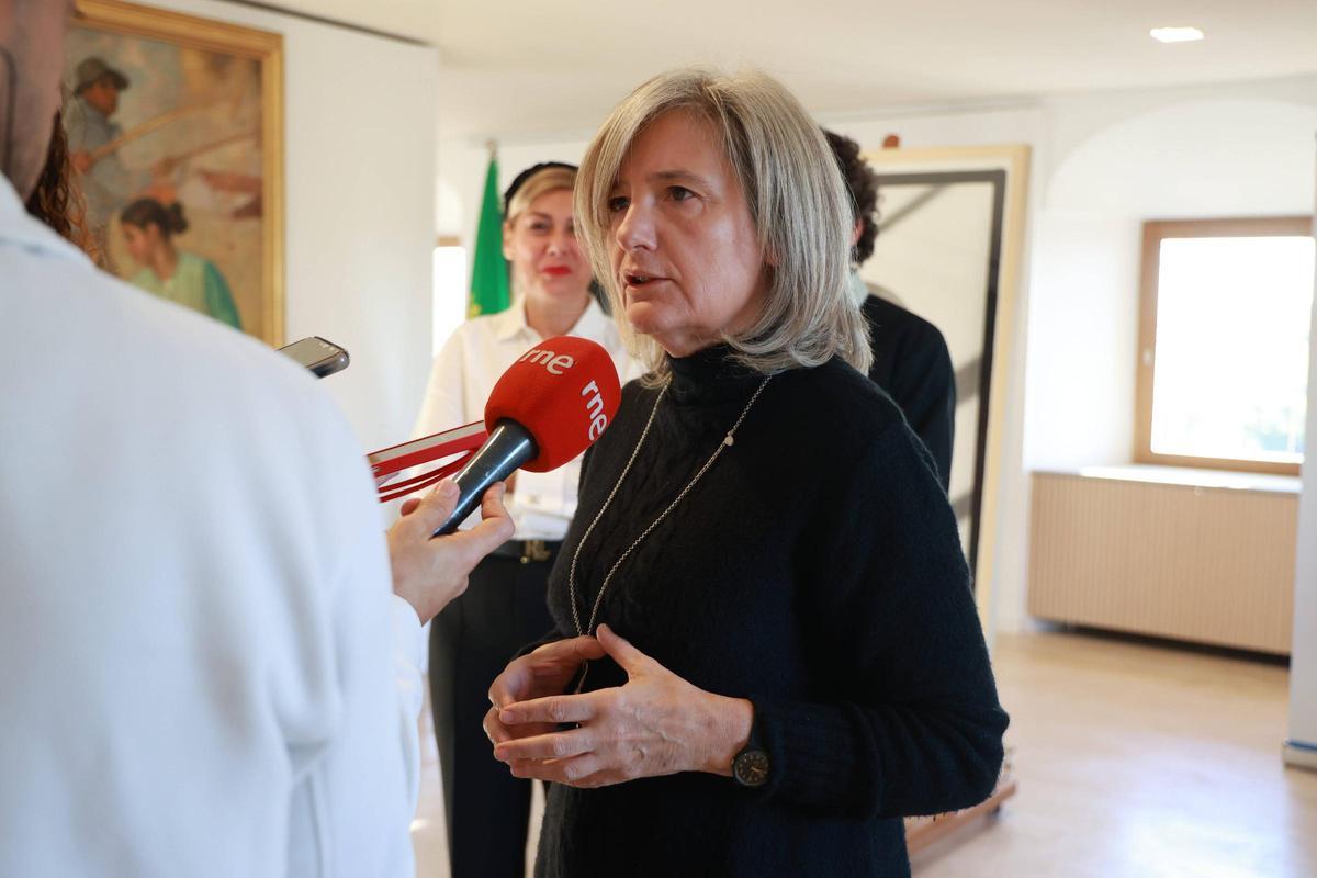 Victoria Bazaga atiende a los medios.