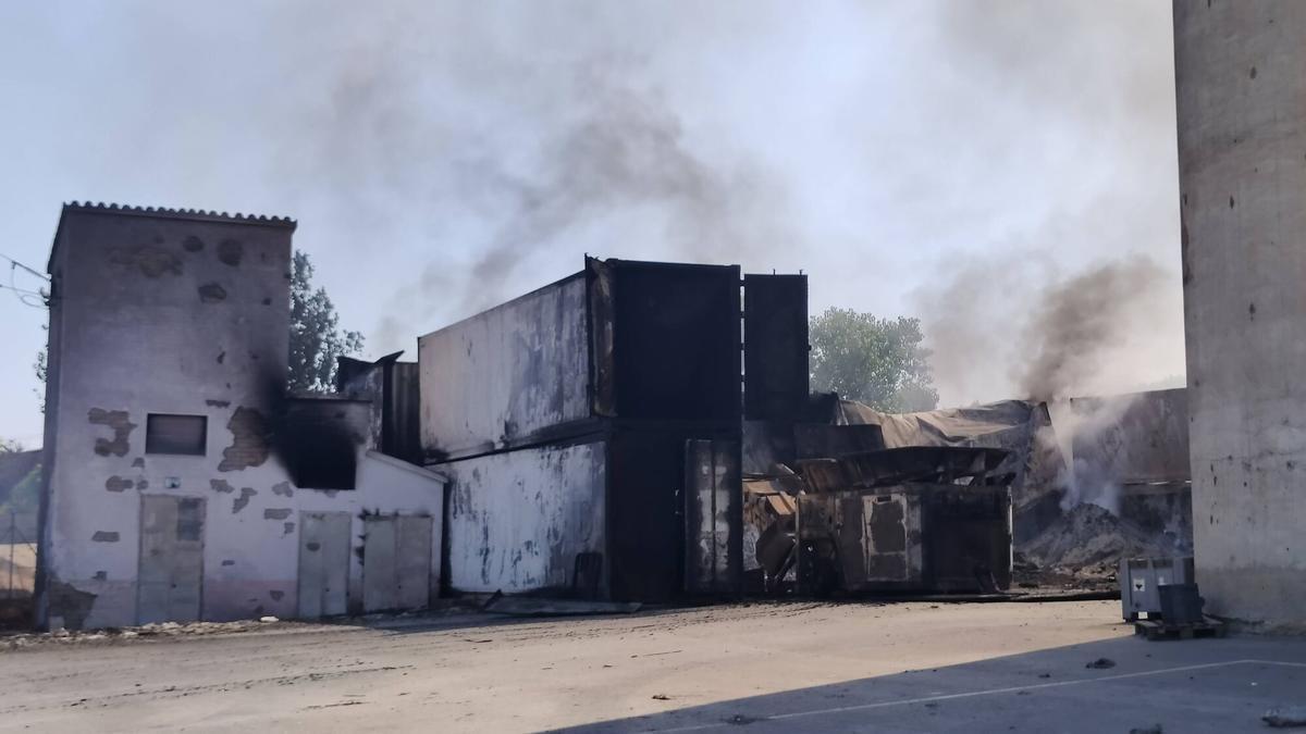 Imatges de la planta de residus DesCat d'Artés afectada per l'incendi forestal de Navarcles, el darrer dijous
