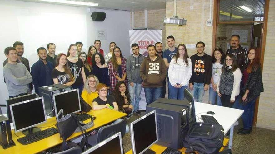 Arriba: foto de grupo en clase. Abajo: Óscar Ferreiro, Ramón Méndez, Emmanuel Bourgoin, José Yuste, Alba Calvo e Iago Álvarez durante su participación en FaroGaming.