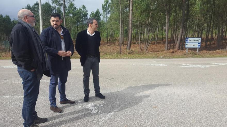 Uxío Benítez, en el centro, con el alcalde de Tui, Enrique Cabaleiro, visita los viales de Caldelas. / FdV