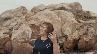 «O teu nome é bandeira», a lembranza que Silvio Rodríguez e Uxía adican a Begoña Caamaño desde A Illa