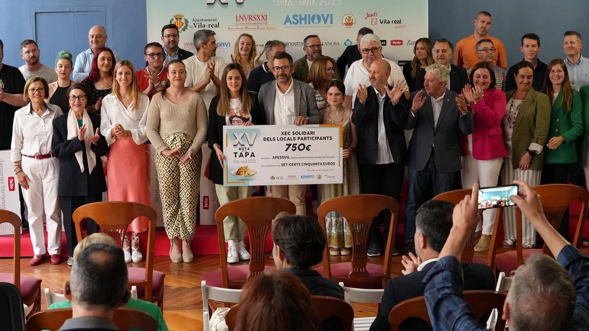 Foto de família dels guardonats i de la resta de participants en la Ruta de la Tapa de 2023, amb les autoritats.