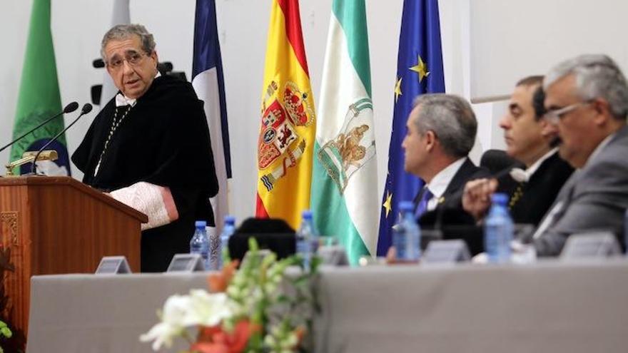 El rector de la Universidad de Málaga, José Ángel Narváez, en un momento de su intervención.