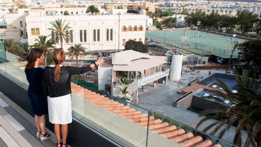 La consejera de Turismo, Yaiza Castilla, visitó ayer el hotel Santa Catalina a pocas semanas de su reapertura.