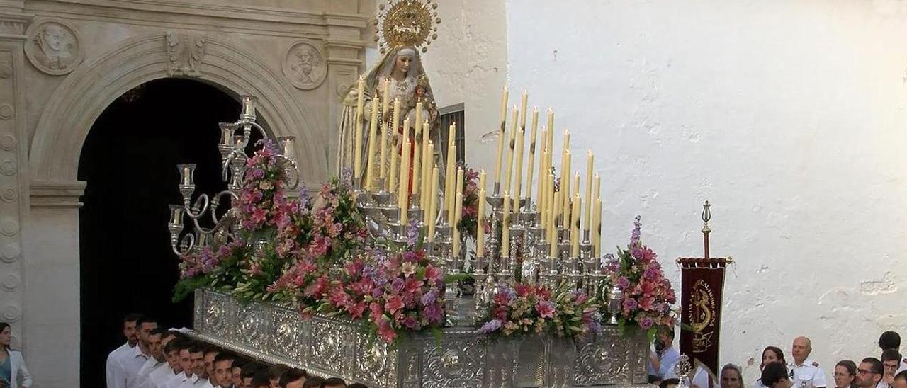 María Santísima de los Desamparados en su salida procesional, este domingo, en Priego de Córdoba.