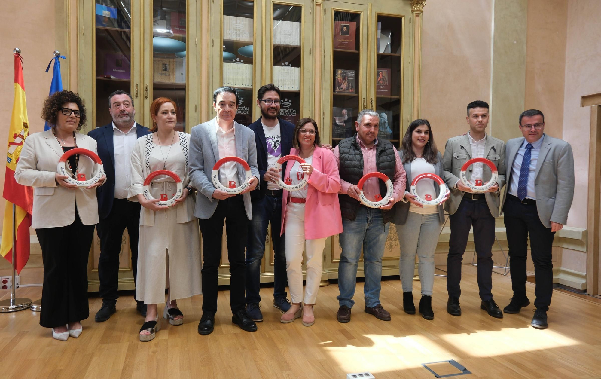 Los premiados posan tras recibir el premio de la provincia