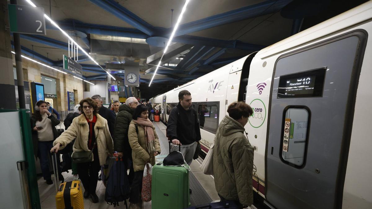 EN IMÁGENES: Primera jornada en Asturias de la huelga de maquinistas de Renfe