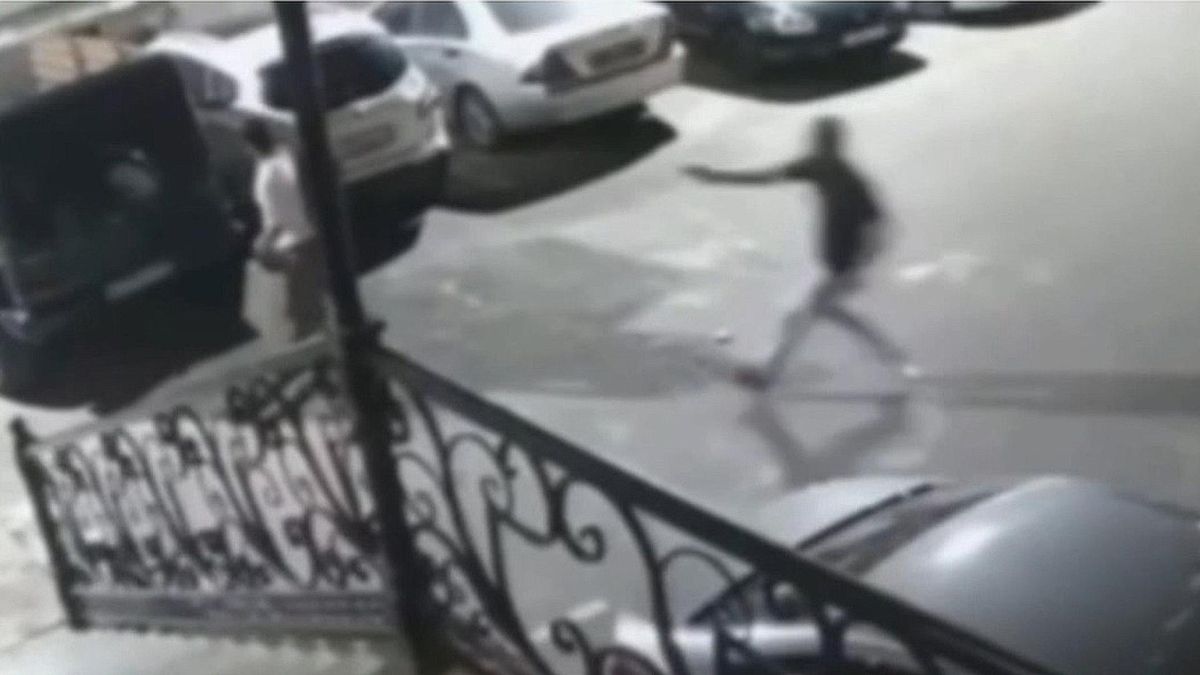 Imagen del momento del  intento de asesinato a Timur Khizriev.