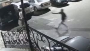 Imagen del momento del  intento de asesinato a Timur Khizriev.