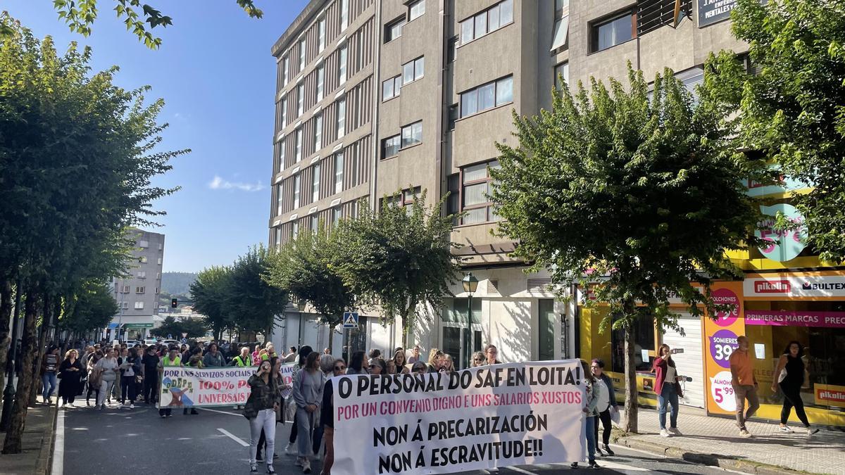 Las trabajadoras del SAF esta mañana frente al Parlamento de Galicia