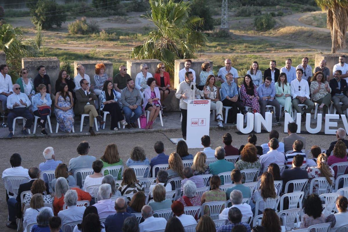 Ricardo Cabezas, durante su intervención, con quienes integran la candidatura detrás.