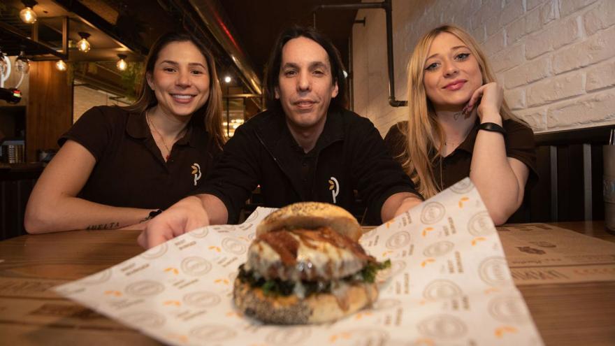 'La Pepita Txula', la hamburguesa de La Pepita Burger Bar.  | // CARLOS PARDELLAS