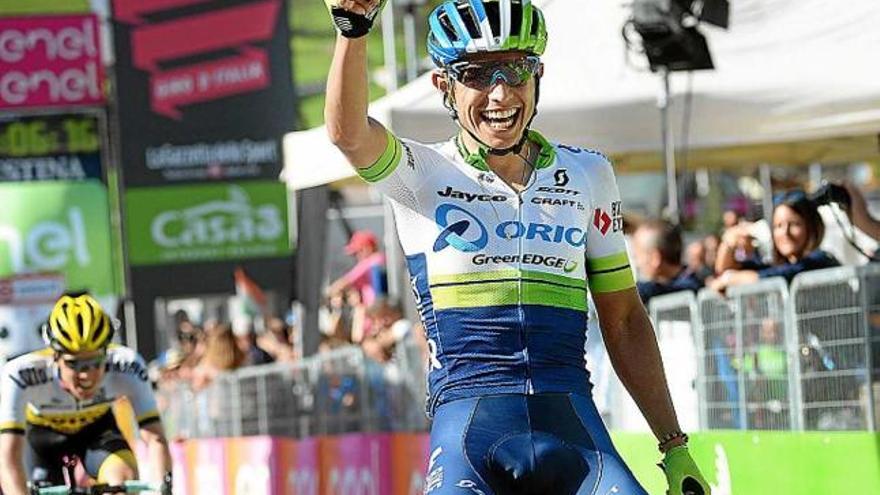 Esteban Chaves celebra el triomf d&#039;etapa davant de Kruijswijk