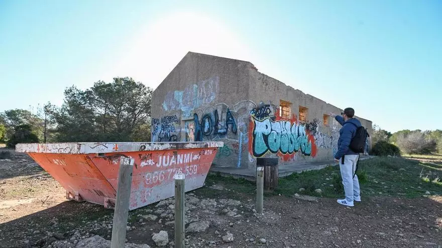 Santa Pola inicia las obras para recuperar los deteriorados pabellones de la Guerra Civil en el camino del Faro
