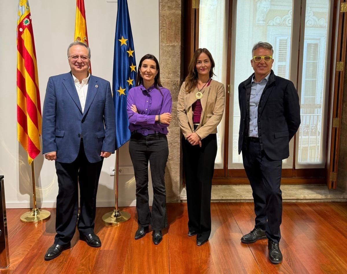 La consellera de Hacienda, Economía y Administración Pública, Ruth Merino, ha mantenido una reunión con el presidente del Colegio de Ópticos-Optometristas de la Comunitat Valenciana, Andrés Gené, y a la que también ha asistido la directora general de Tributos y Juego, Inmaculada Domínguez