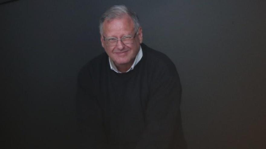 Carlos García Juliá, en el aeropuerto.