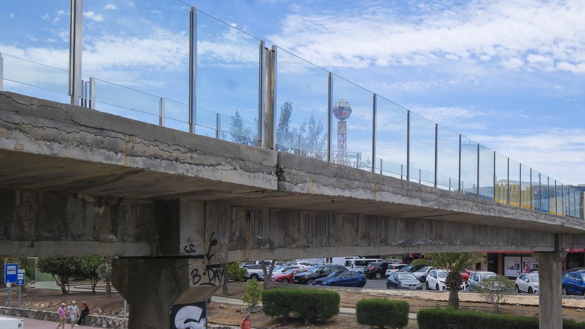 Pasarela peatonal de la Avenida de la Unión Europea que conduce al Centro Comercial San Agustín.