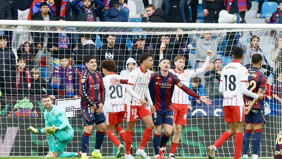 El Levante protesta el gol de Joel Roca.