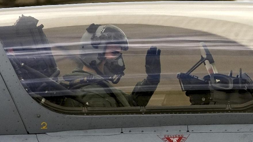 El Príncipe de Asturias saluda desde la cabina del avión cazabombardero Eurofighter, momentos antes del vuelo de 45 minutos que realizó a los mandos de esta nave