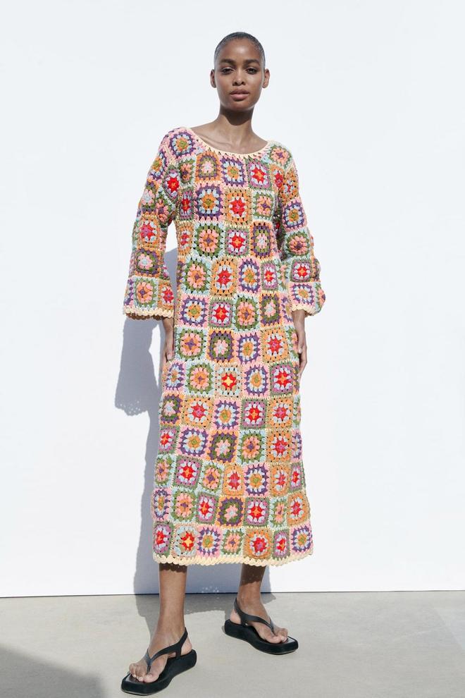 Vestido de crochet multicolor con cuello redondo y manga larga, de Zara