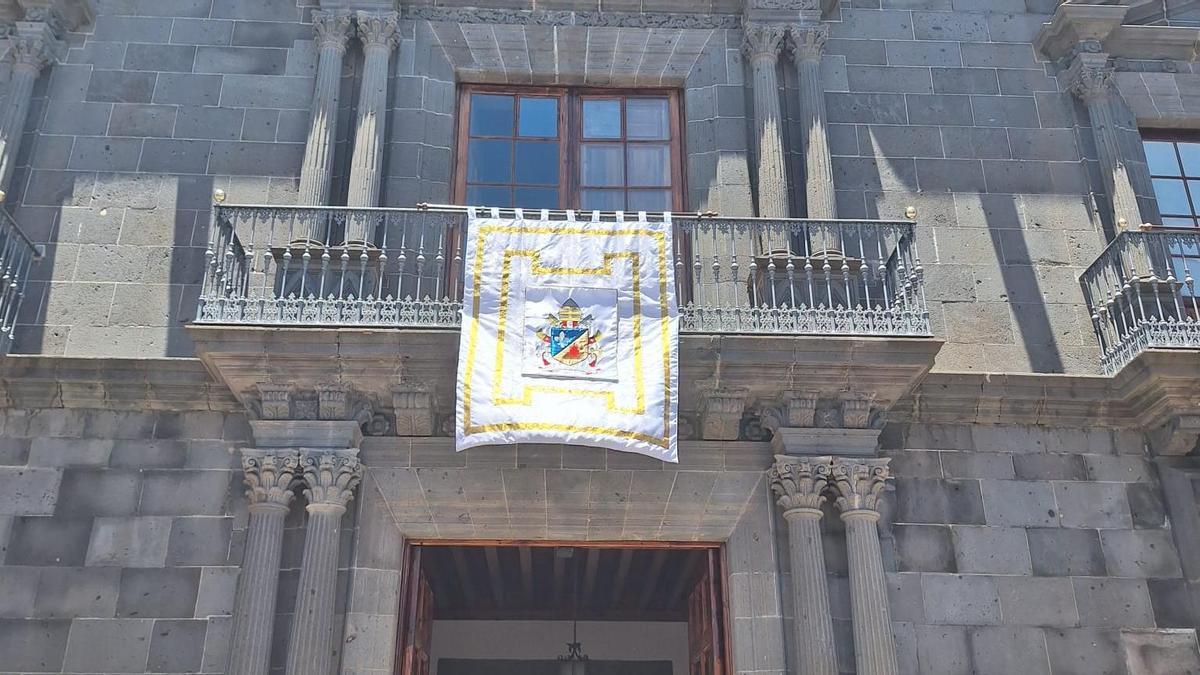 El repostero confeccionado por las monjas clarisas ya luce en el Palacio Episcopal de San Cristóbal de La Laguna