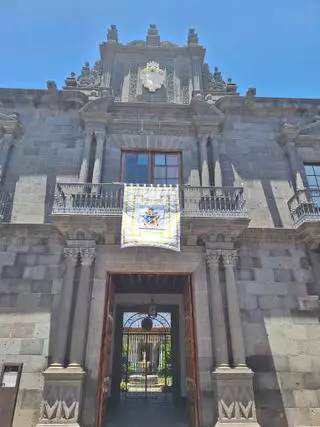 El repostero de las monjas clarisas ya viste el Palacio Episcopal de La Laguna para recibir al papa León XIV