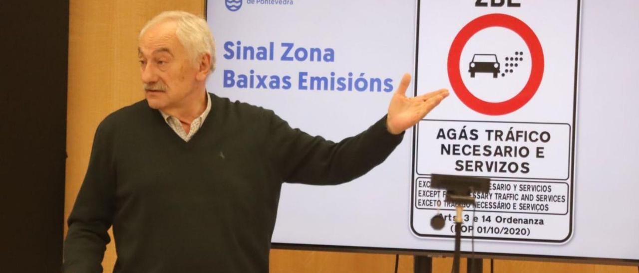El concejal de Movilidad, César Mosquera, presenta la nueva señal de Zona de Bajas Emisiones.