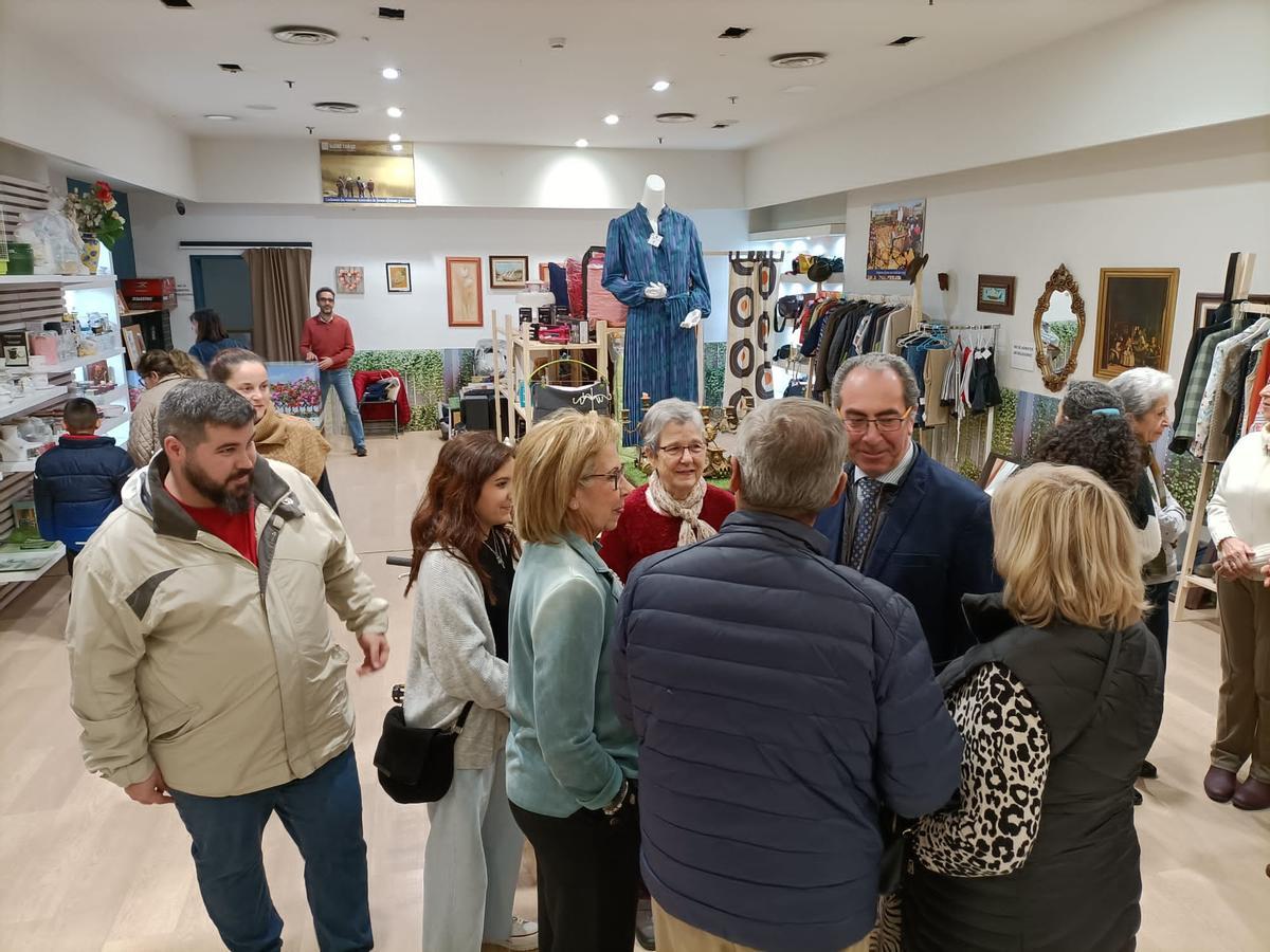 El acto ha contado la presencia del responsable de Madre Coraje en Córdoba, David Belmonte, así como de Antonio Álvarez Salcedo, concejal delegado de Gestión, Infraestructuras, Sostenibilidad y Medioambiente, Mercados y Comercio.