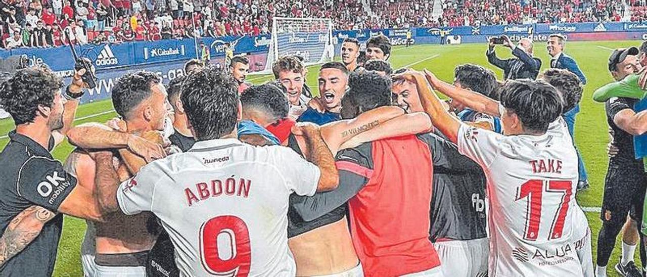 Los jugadores del Mallorca celebran la permanencia en Pamplona.