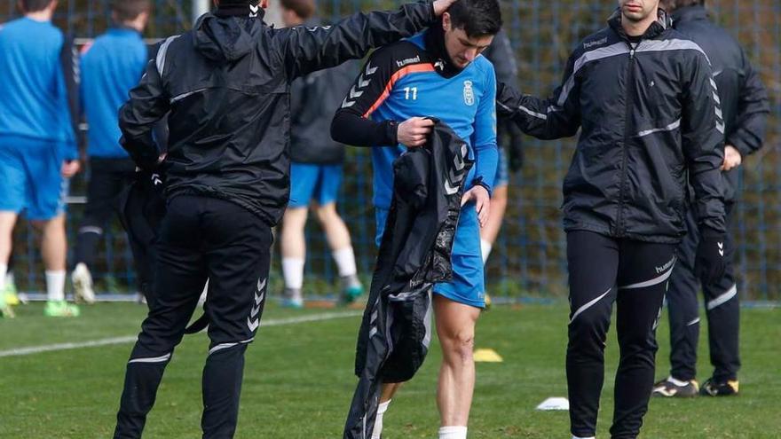 Valle, en el centro, se va del entrenamiento del miércoles.